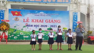 Các em học sinh được nhận học bỗng trong ngày khai giảng năm học 2020-2021