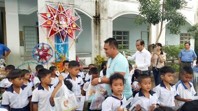 Phát quà Tết Trung thu năm học 2020-2021